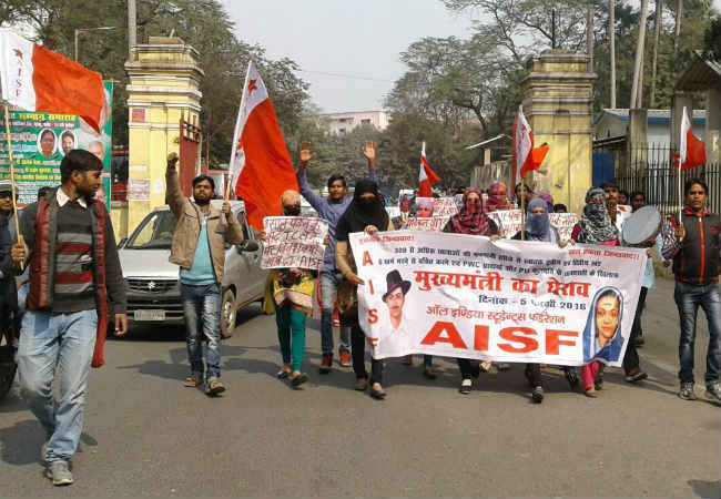 बिहार : पुलिस की घेराबंदी तोड़ छात्राएं पहुंची सीएम आवास