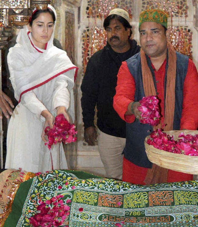 ”फितूर” के लिए दुआ मांगने सलीम चिश्ती की दरगाह पहुंची कैटरीना