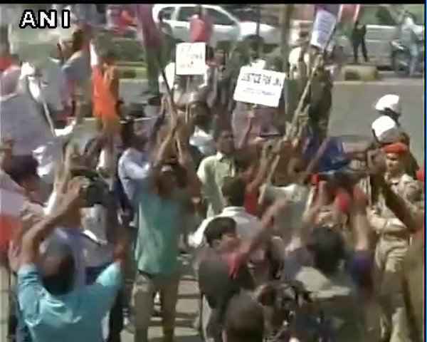 JNU मुद्दे पर छात्र संगठनों और बीजेपी कार्यकर्ताओं में झड़प