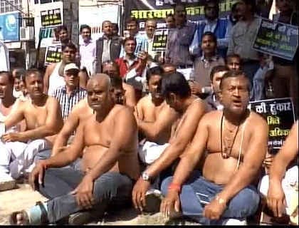 आरक्षण की मांग को लेकर सवर्णों ने किया अर्धनग्न प्रदर्शन