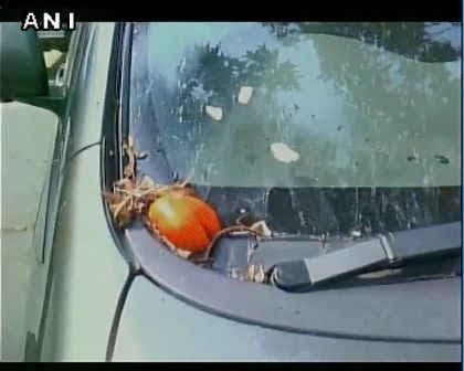 सुब्रह्मण्यम स्वामी की कार पर फेंके गये अंडे और टमाटर