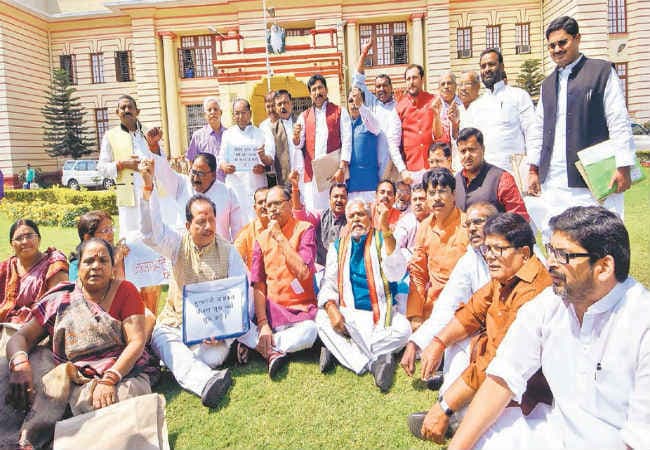 बिहार विधानमंडल सत्र : पानी व चापाकल पर विपक्ष का हंगामा, कुरसियां पलटीं