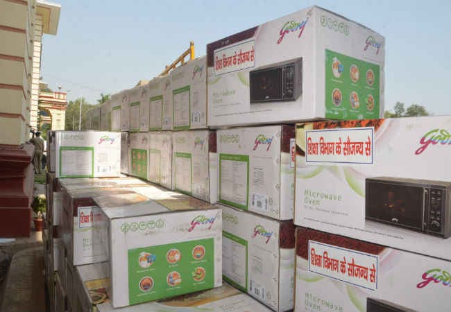बिहार में विधायकों को मिले मोबाइल फोन, माईक्रोवेव ओवेन, सूटकेस जैसे महंगे तोहफे, बवाल