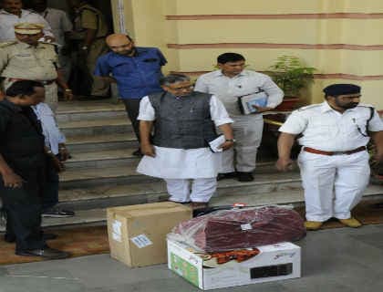 बिहार : सुशील मोदी ने लौटाया ”सरकारी गिफ्ट”, बोले तेजस्वी- लौटाना था तो गिफ्ट लिया ही क्यों