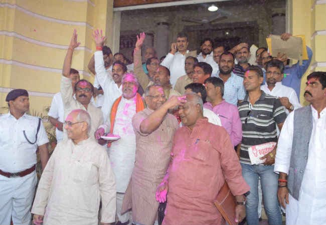 PHOTO : बिहार विधानसभा में उड़े गुलाल, विधायकों ने खेली होली