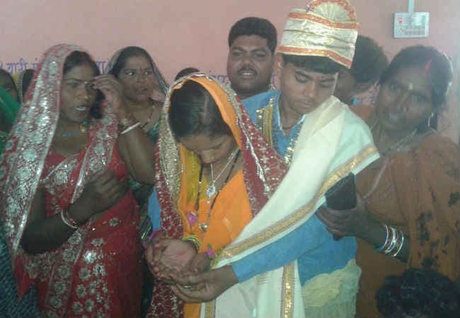 प्रेमिका के साथ होली खेलने पहुंचे युवक को ग्रामीणों ने पकड़ा, फिर दोनों की हुई शादी