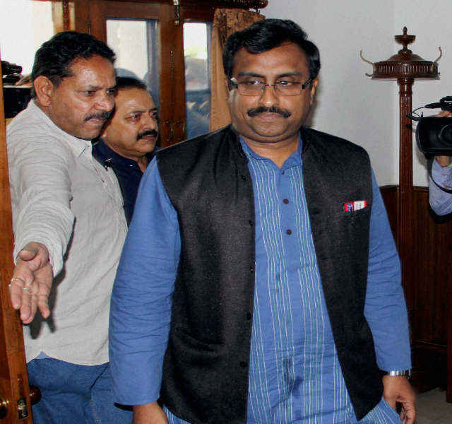 जम्मू-कश्मीर: सरकार गठन को लेकर BJP-PDP के नेता कल राज्यपाल से करेंगे मुलाकात