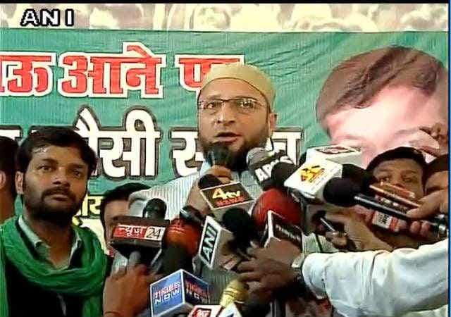 लखनऊ : प्रेस कॉन्फ्रेंस के बाद MIM चीफ असदुद्दीन ओवैसी का विरोध, दिखाए गये काले झंडे