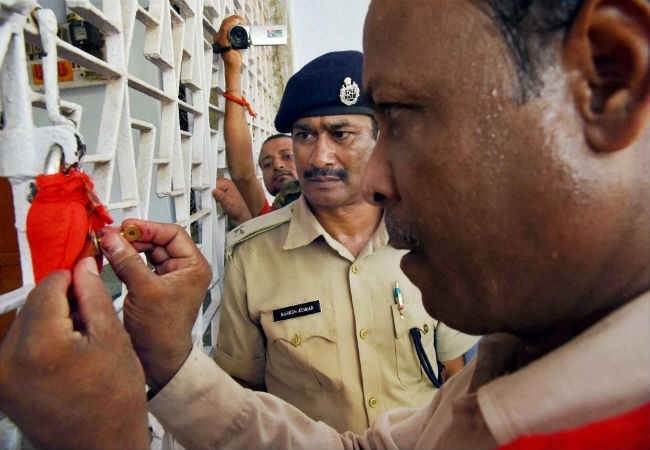 गया रोड रेज : फरार JDU MLC का घर सील, गिरफ्तारी के लिए छापेमारी