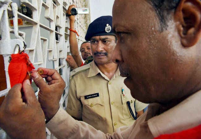फरार JDU MLC की गिरफ्तारी के लिए पुलिस की छापेमारी जारी