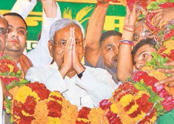 नीतीश ने अखिलेश को दी नसीहत, घबराइए नहीं, यूपी में भी शराबबंदी कीजिए