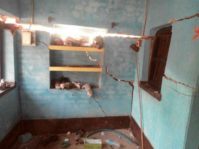 धनबाद : महुदा में जमीन धंसने से इलाके में दहशत