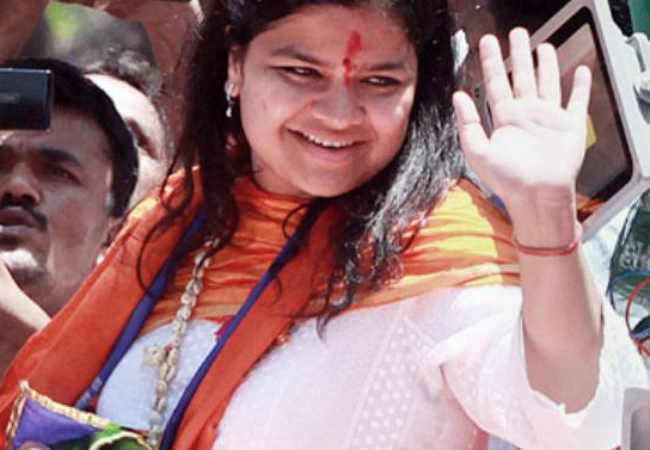 भाजपा सांसद पूनम महाजन को पकड़नी थी फ्लाईट, रेलवे ने दौड़ा दी स्पेशल ट्रेन