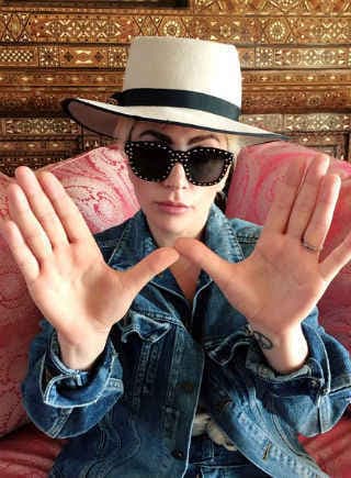 बोलीं लेडी गागा, तन्हा कर देती है शोहरत