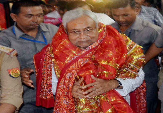 नीतीश कुमार ने किये मां विंध्यवासिनी के दर्शन पूजन