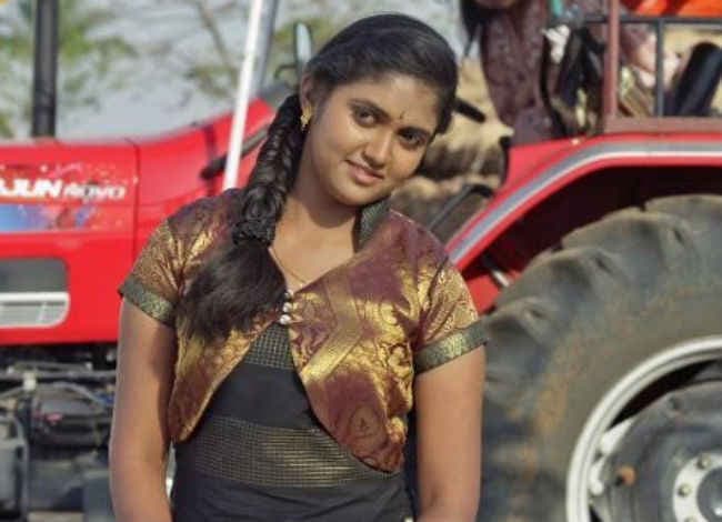 नेशनल अवॉर्ड विनिंग ”सैराट” स्टार रिंकू ने की स्कूल वापसी, गर्मजोशी से स्वागत