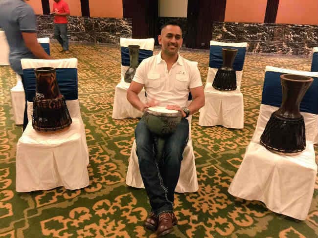 जब ड्रम बजाते नजर आये धौनी, कोहली और टीम इंडिया के सदस्य, देखें वीडियो