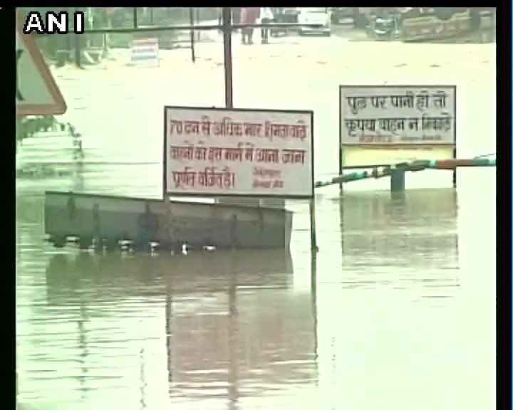 बारिश का कहर: मप्र में सात नदियां उफान पर, 11 की मौत