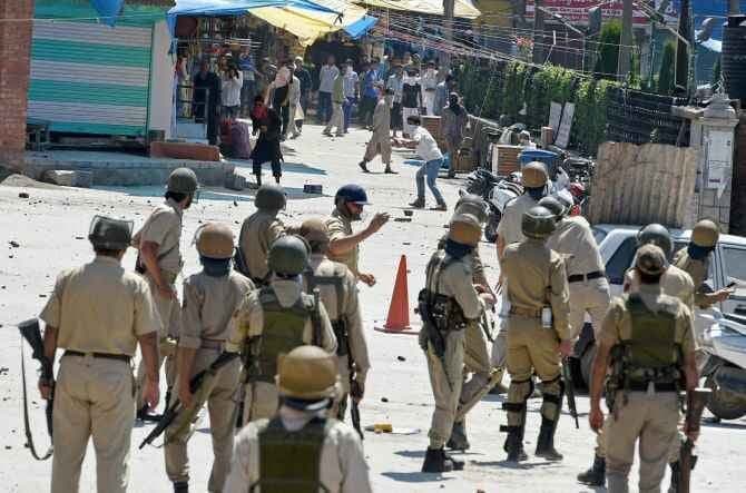 कश्मीर हिंसा: प्रदर्शनकारियों ने पुलिस की 70 बंदूकें छीनी, ‘‘जुम्मे की नमाज”” के पहले सुरक्षा कड़ी की गई