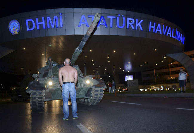 #TurkeyCoupAttempt : तख्तापलट के प्रयास के बाद एर्दोगन ने सत्ता पर नियंत्रण का दावा किया