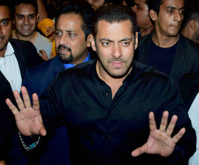 देरी से एयरपोर्ट पहुंचे सलमान खान, फिर कर्मचारियों से हो गई बहस