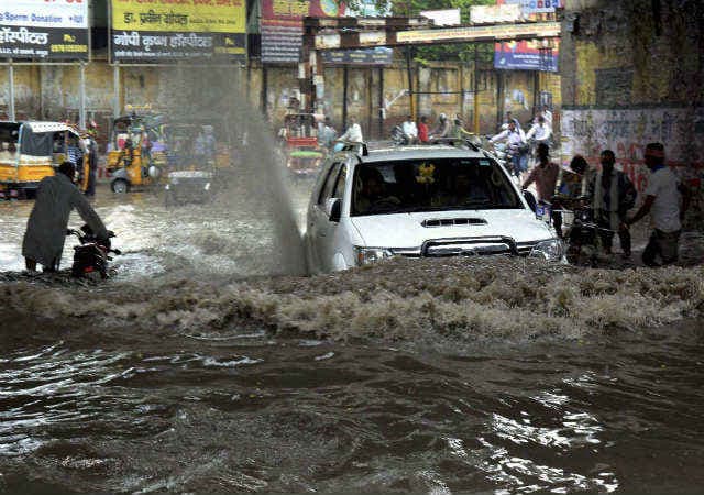 भारी बारिश से कई शहर तबाह : गुडगांव में रहा जाम, बेंगलुरू में थमी यातायात की रफ्तार