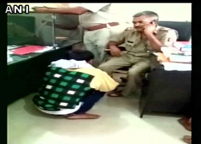 दारोगा ने थाने में युवक से दबवाया पैर, वीडियो वायरल होने के बाद सस्पेंड