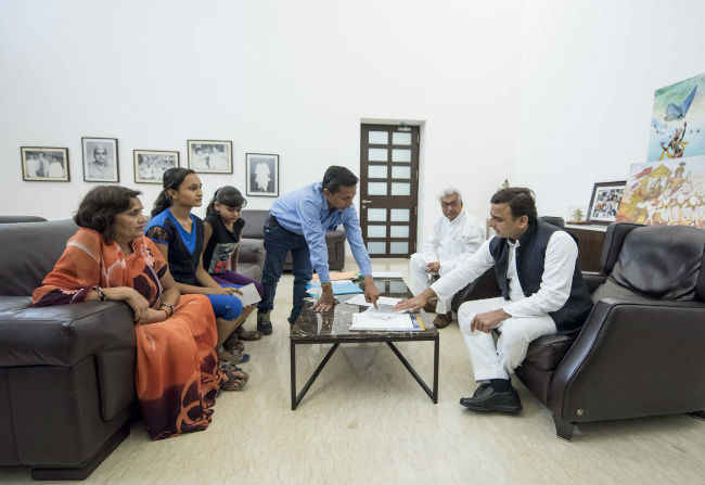 खून से पत्र लिखने वाली लड़कियों से मिले अखिलेश, शिक्षा के लिए पांच लाख, मां के हत्यारों को सजा का भरोसा दिया
