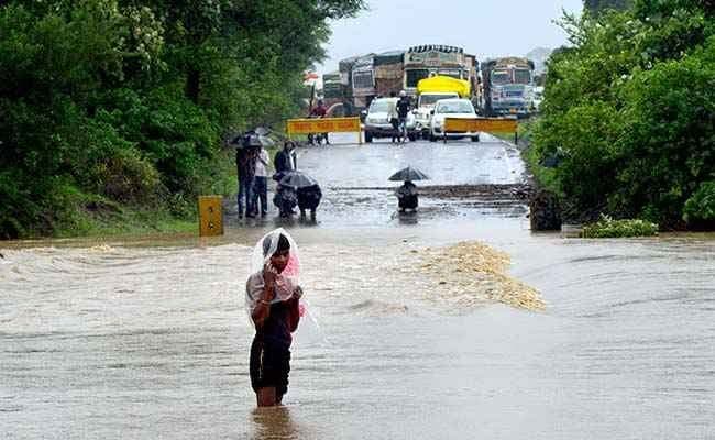 बारिश से आधे देश में तबाही, लाखों बेघर