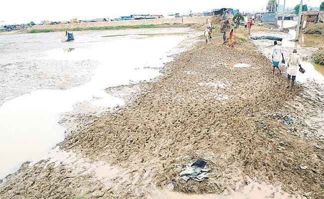 अब महामारी का खतरा, सड़कें बन गयीं शौचालय