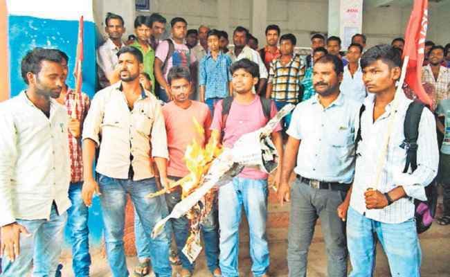बिहार : भोजपुर बंद के दौरान कई जगहों पर सड़क जाम, ट्रेन रोकी
