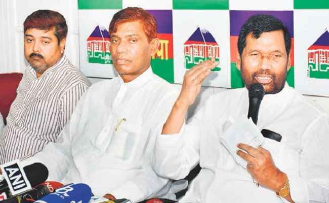 बिहार में नीतीश के सर ताज, लालू का राज : पासवान