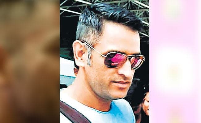 नये लुक में दिखे धौनी, फिर बदला हेयर स्टाइल नये लुक में दिखे धौनी, फिर बदला हेयर स्टाइल