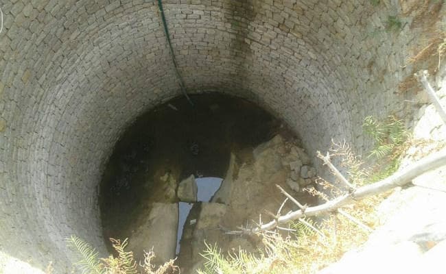 चतरा : पति की प्रताड़ना से परेशान थीं महिला, दो बच्चों समेत कुएं में लगायी छलांग, तीनों की मौत