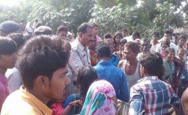 बिहार : औरंगाबाद में तेज रफ्तार टाटा सुमो घर में घुसी, दो बच्चियों की मौत बिहार : औरंगाबाद में तेज रफ्तार टाटा सुमो घर में घुसी, दो बच्चियों की मौत