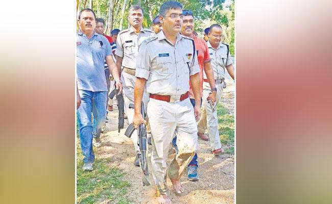 रांची के SSP का ‘सिंघम’ अवतार, AK-47 लेकर नंगे पांव दौड़ गये, शूटर्स को दबोचा, देखें VIDEO & PICS रांची के SSP का ‘सिंघम’ अवतार, AK-47 लेकर नंगे पांव दौड़ गये, शूटर्स को दबोचा, देखें VIDEO & PICS