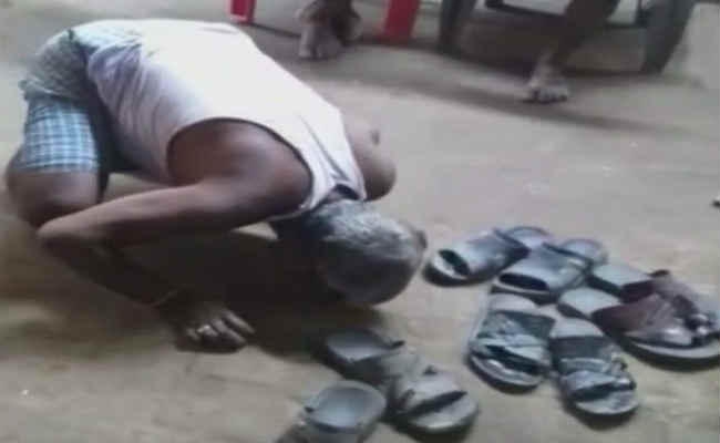 बिहार : सरपंच के घर बिना दरवाजा खटखटाए घुसने पर बुजुर्ग को थूक चटाया, चप्पल से पीटा बिहार : सरपंच के घर बिना दरवाजा खटखटाए घुसने पर बुजुर्ग को थूक चटाया, चप्पल से पीटा