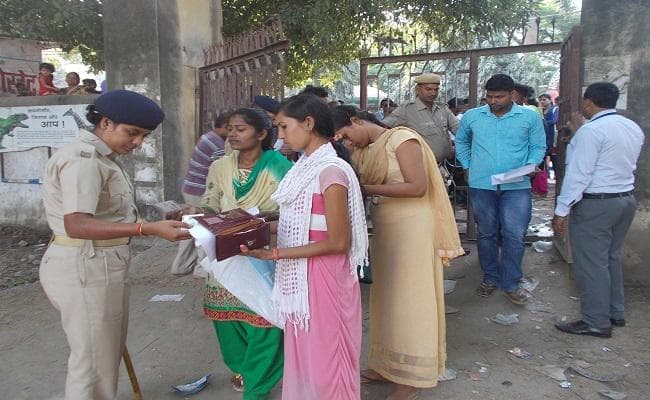 बिहार : सिपाही भर्ती के दूसरे चरण की परीक्षा में फर्जीवाड़ा की काेशिश, कई ”मुन्नाभाई” गिरफ्तार बिहार : सिपाही भर्ती के दूसरे चरण की परीक्षा में फर्जीवाड़ा की काेशिश, कई ”मुन्नाभाई” गिरफ्तार