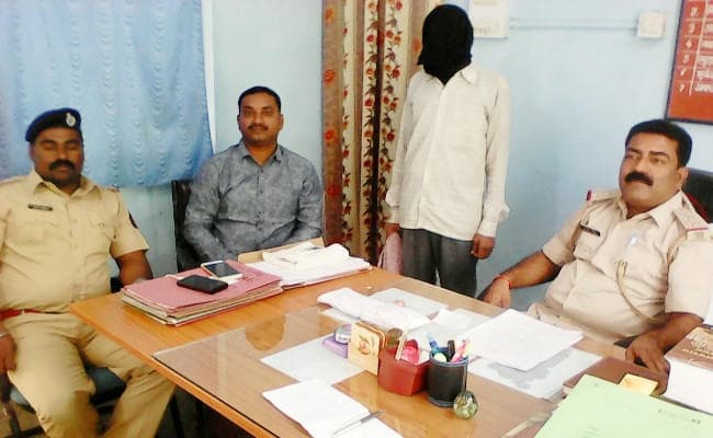 मुंबई से लाखों नकद और आभूषण लेकर भाग आया था झारखंड, हजारीबाग में हुआ गिरफ्तार मुंबई से लाखों नकद और आभूषण लेकर भाग आया था झारखंड, हजारीबाग में हुआ गिरफ्तार