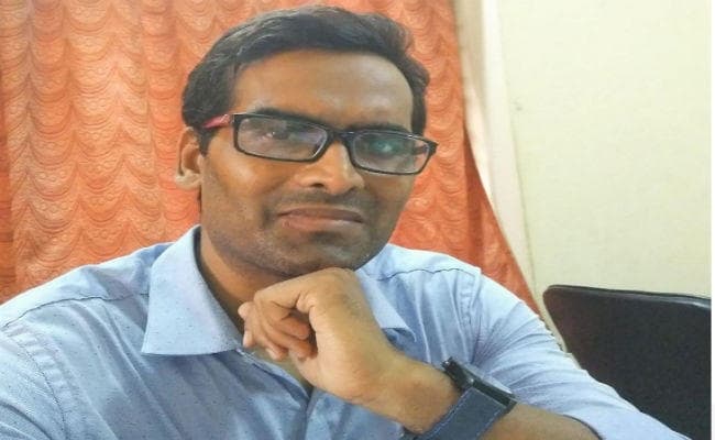 बालेंदुशेखर मंगलमूर्ति की एक प्रासंगिक कविता ‘कवि मर गया’…