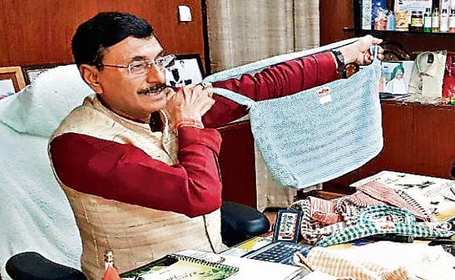 झारखंड : खादी एवं सरस मेला 22 दिसंबर से मोरहाबादी मैदान में, 700 से ज्यादा दुकानें सजेंगी, कैशलेस खरीदारी पर रहेगा जोर झारखंड : खादी एवं सरस मेला 22 दिसंबर से मोरहाबादी मैदान में, 700 से ज्यादा दुकानें सजेंगी, कैशलेस खरीदारी पर रहेगा जोर