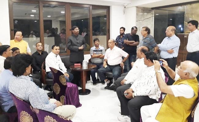 गुजरात में झारखंड-बिहार के लोगों से मिले अर्जुन मुंडा, भाजपा के पक्ष में वोट देने की अपील की