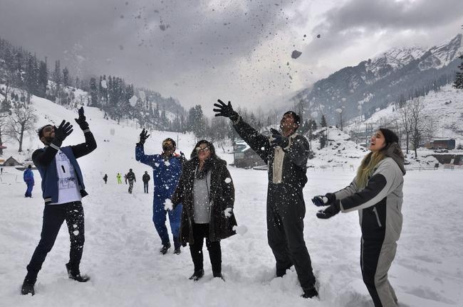 IN PICS : कश्मीर और हिमाचल में पर्यटक ले रहे हैं स्नोफॉल का मजा