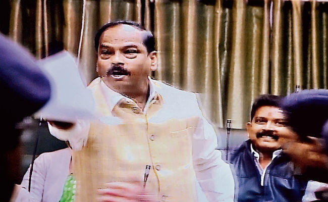 सदन में बोले सीएम रघुवर दास, ….मिर्चा लग रहा है, देखें आखिर क्या है वीडियो में जो मच गया हंगामा सदन में बोले सीएम रघुवर दास, ….मिर्चा लग रहा है, देखें आखिर क्या है वीडियो में जो मच गया हंगामा