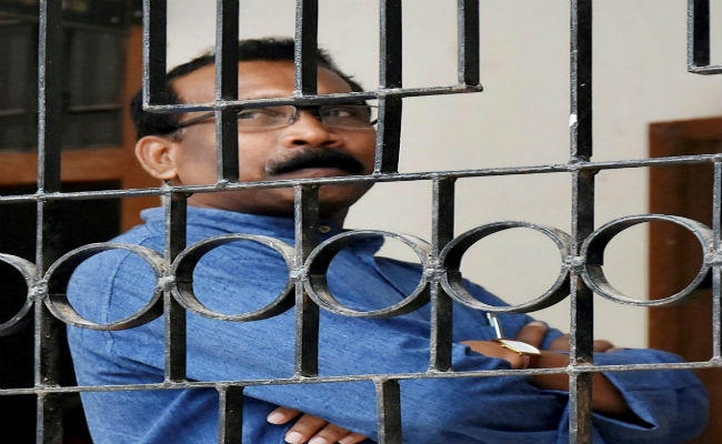 कोयला घोटाला : झारखंड के पूर्व मुख्यमंत्री कोड़ा, पूर्व कोयला सचिव को तीन साल की सजा, जुर्माना भी देना होगा कोयला घोटाला : झारखंड के पूर्व मुख्यमंत्री कोड़ा, पूर्व कोयला सचिव को तीन साल की सजा, जुर्माना भी देना होगा