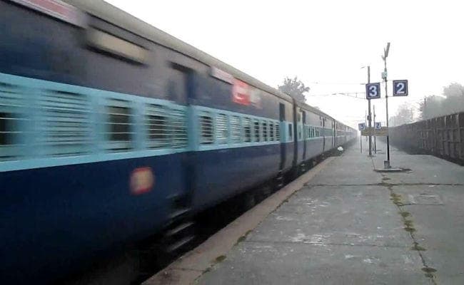 बिहार : बुद्ध पूर्णिमा एक्सप्रेस में डकैती, पांच जवान सस्पेंड बिहार : बुद्ध पूर्णिमा एक्सप्रेस में डकैती, पांच जवान सस्पेंड
