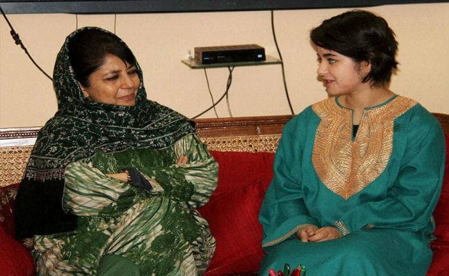 कश्मीर की सीएम से दंगल की अभिनेत्री ने की मुलाकात