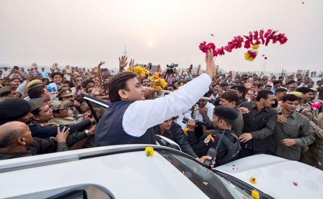 अखिलेश की साइकिल थामने राहुल ने बढ़ाया हाथ, सपा-कांग्रेस गंठबंधन का औपचारिक एलान जल्द