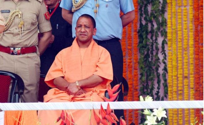 सीएम आदित्यनाथ ने की वरिष्ठ अधिकारियों के साथ बैठक, कहा- कानून के साथ खिलवाड़ बरदाश्त नहीं सीएम आदित्यनाथ ने की वरिष्ठ अधिकारियों के साथ बैठक, कहा- कानून के साथ खिलवाड़ बरदाश्त नहीं
