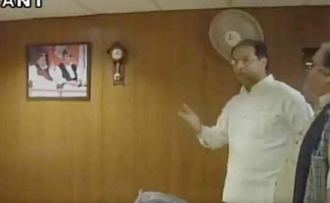 VIDEO : आजम खान की तसवीर देखकर भड़के योगी के मंत्री मोहसिन रजा